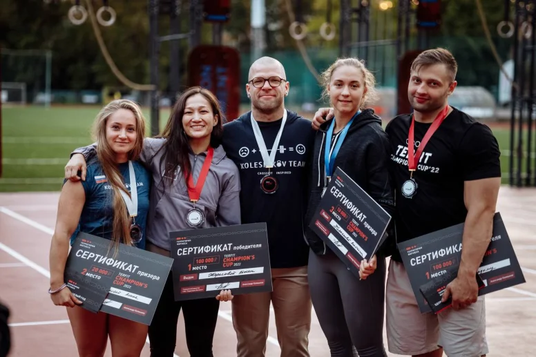 Backstage crossfit. Кубок чемпионов валорант чемпионс. Мужчины профи любители АС. Медаль баба чемпион победитель мужиков.